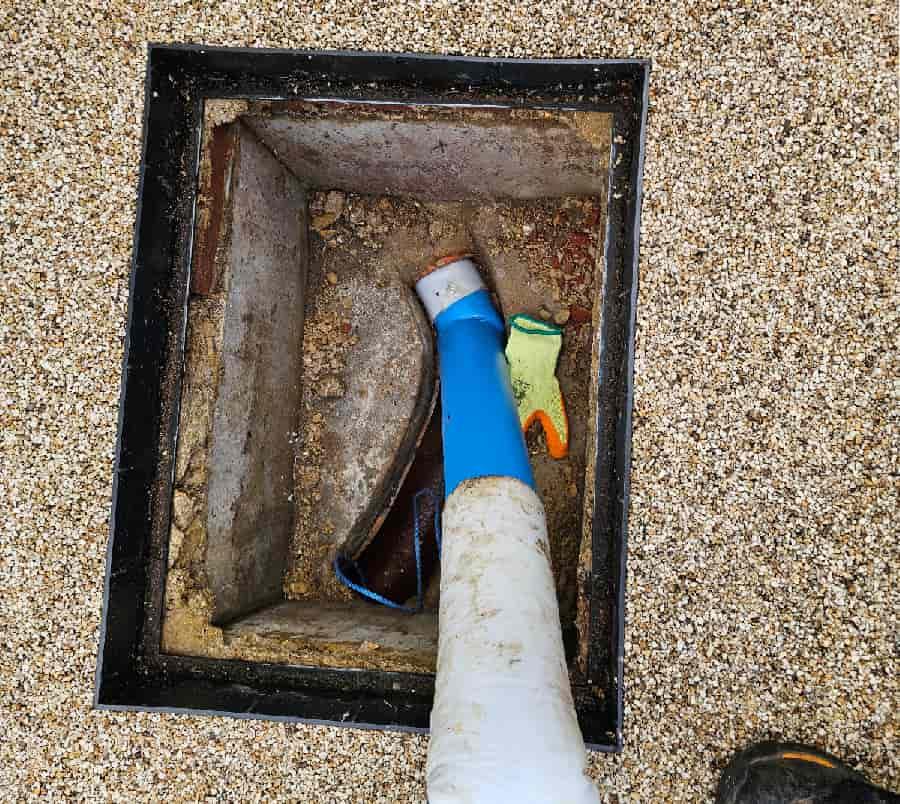 Inflated calibration tube expanding a drain liner during pipe rehabilitation work.