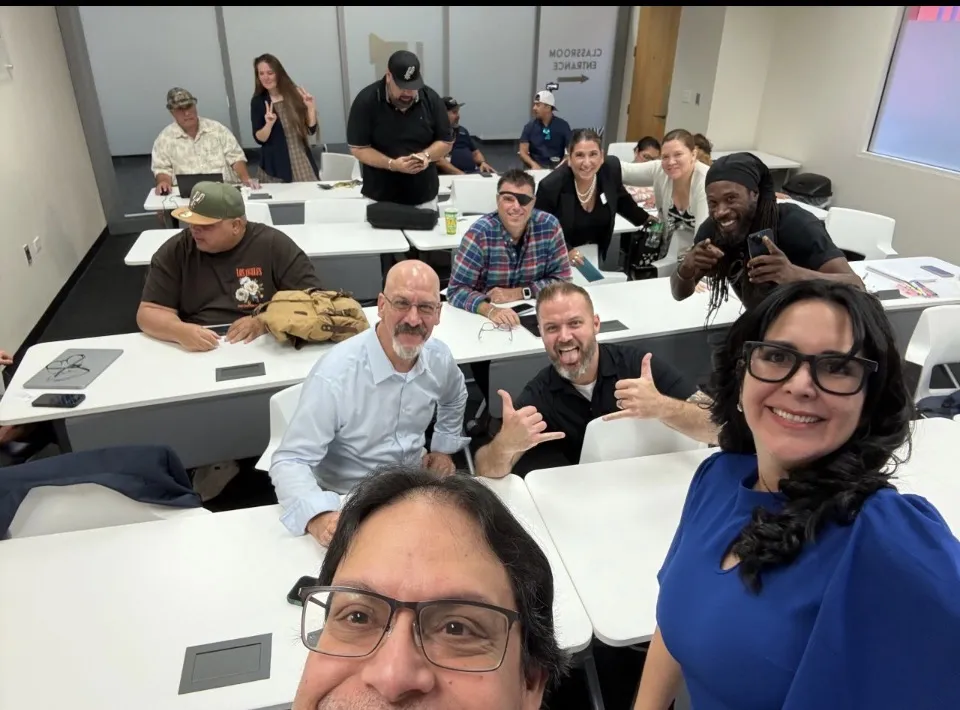 Silvana Pimentel con los asistentes al taller de podcast de Launch SA en San Antonio