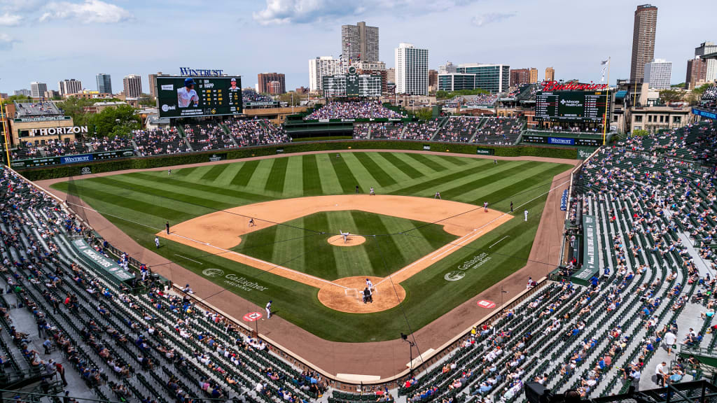 Wrigley Field in Chicago, Illinois ⚾ | A Legendary Ballpark Experience in the Windy City