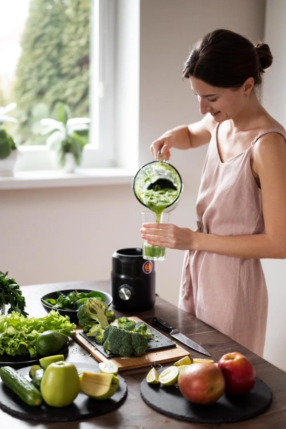 Naturopathe servant un jus de légumes