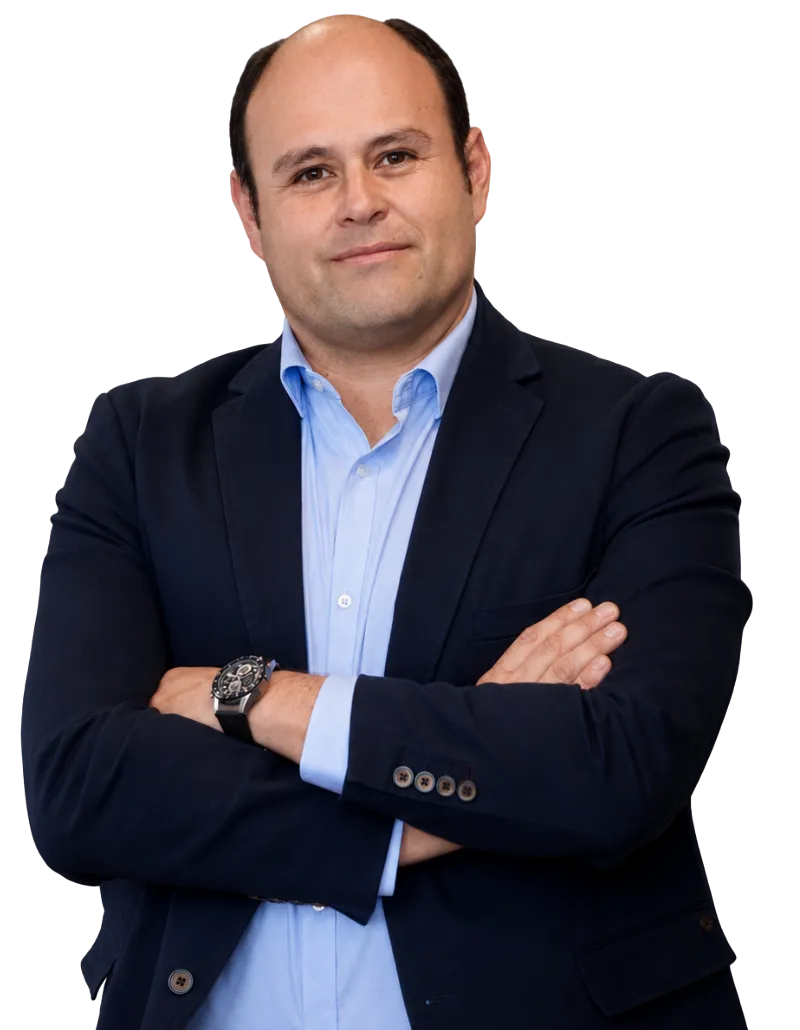 Retrato profesional de Raúl Tributario