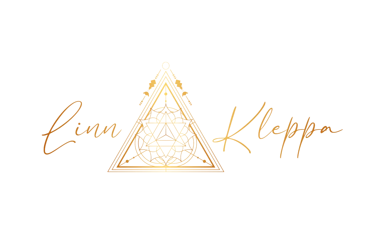 Logoen til Linn Kleppa som er universets talsperson, aktivator, spirituell lærer og foredragsholder. Logon inneholder tekst og en trekant med hellige geometriske symboler inni. Lgoen er i gull. Eksklusivt, unikt og spirituelt.