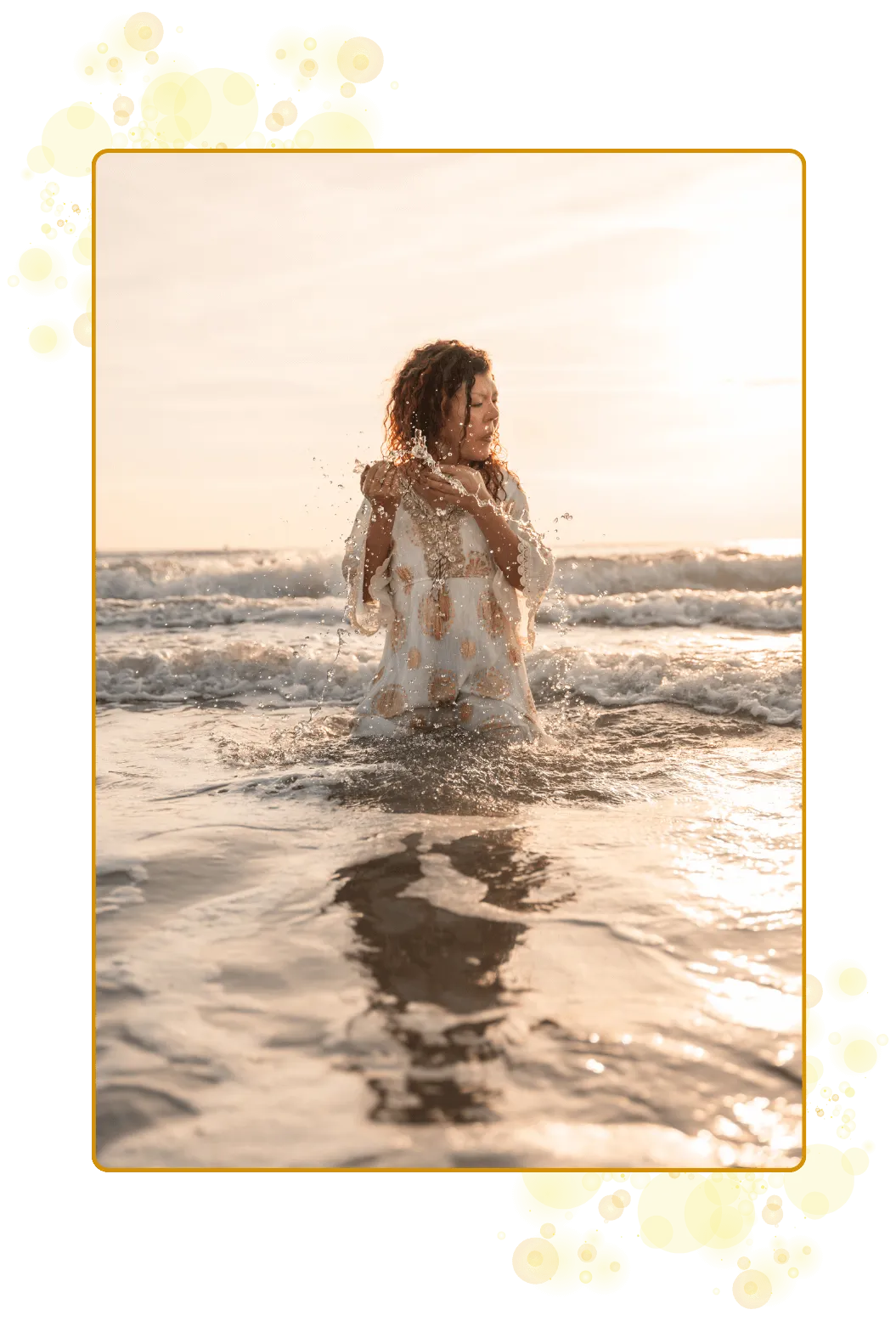 En kvinne, prestinne aktivator og feltbærer er her i ett med havet og moder jord sin kraft. Kjole i hvitt med gulldetaljer, bølger, glødende toner fra solen som stiger opp og lek, gøy og magi.