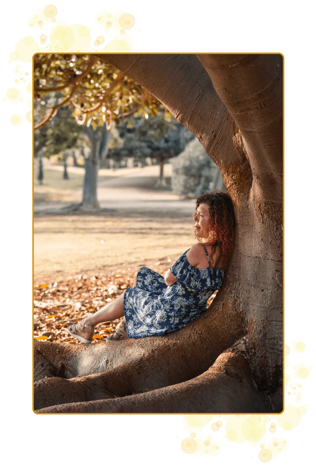 En prestinne, frekvensformidler, healer, aktivator og lysarbeider lener seg inntil en kraftfull trestamme i tillit til det å bygge bedrift i sitt eget tempo sammen med Universet.