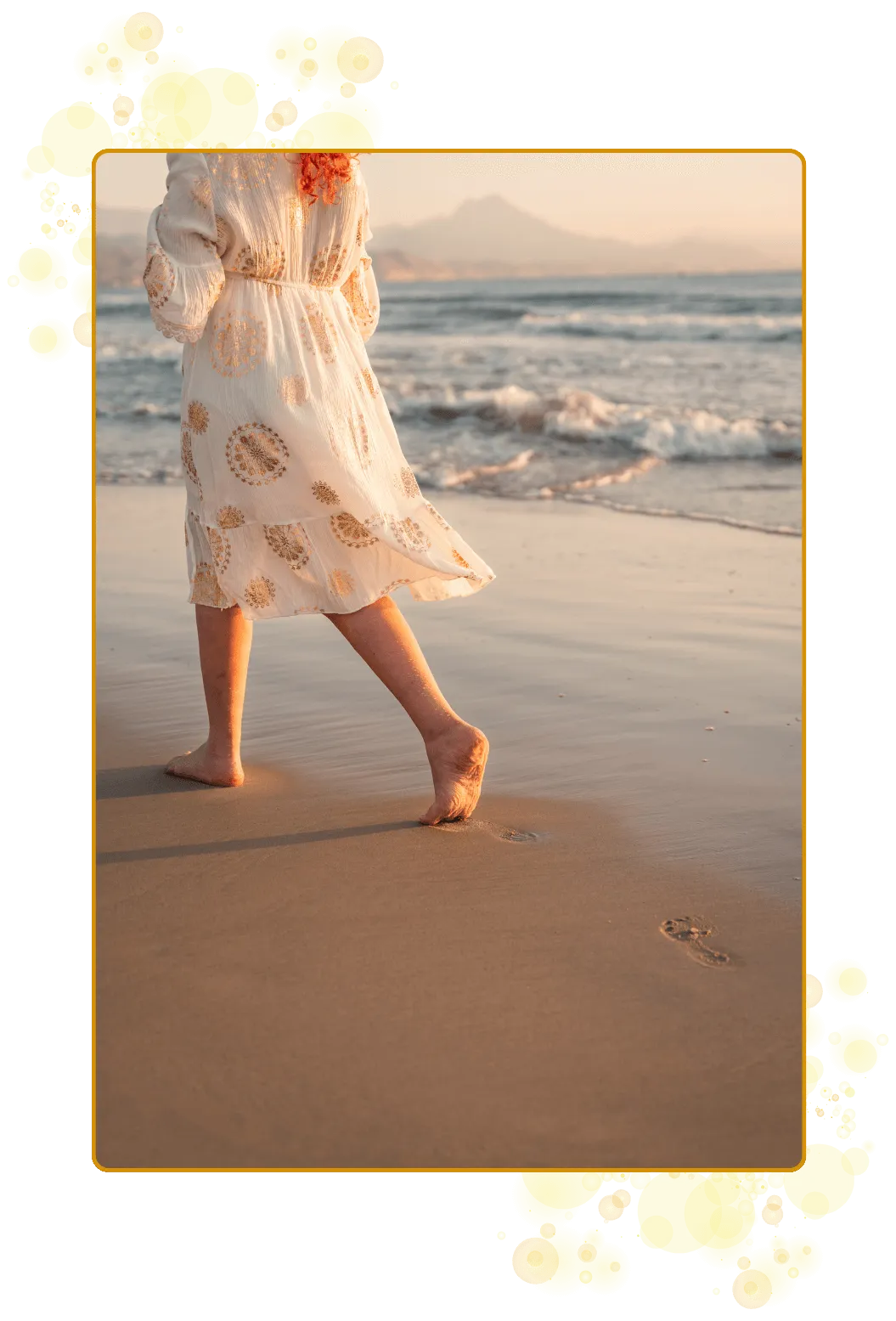 Å finne sin unike vei og våge å følge den steg for steg er viktig og helt essensielt mener vi. Dette hjelper vi deg med om du ønsker å samskape med oss. Fotspor i sanden, havets bølger, hvit kjole med detaljer av gull.