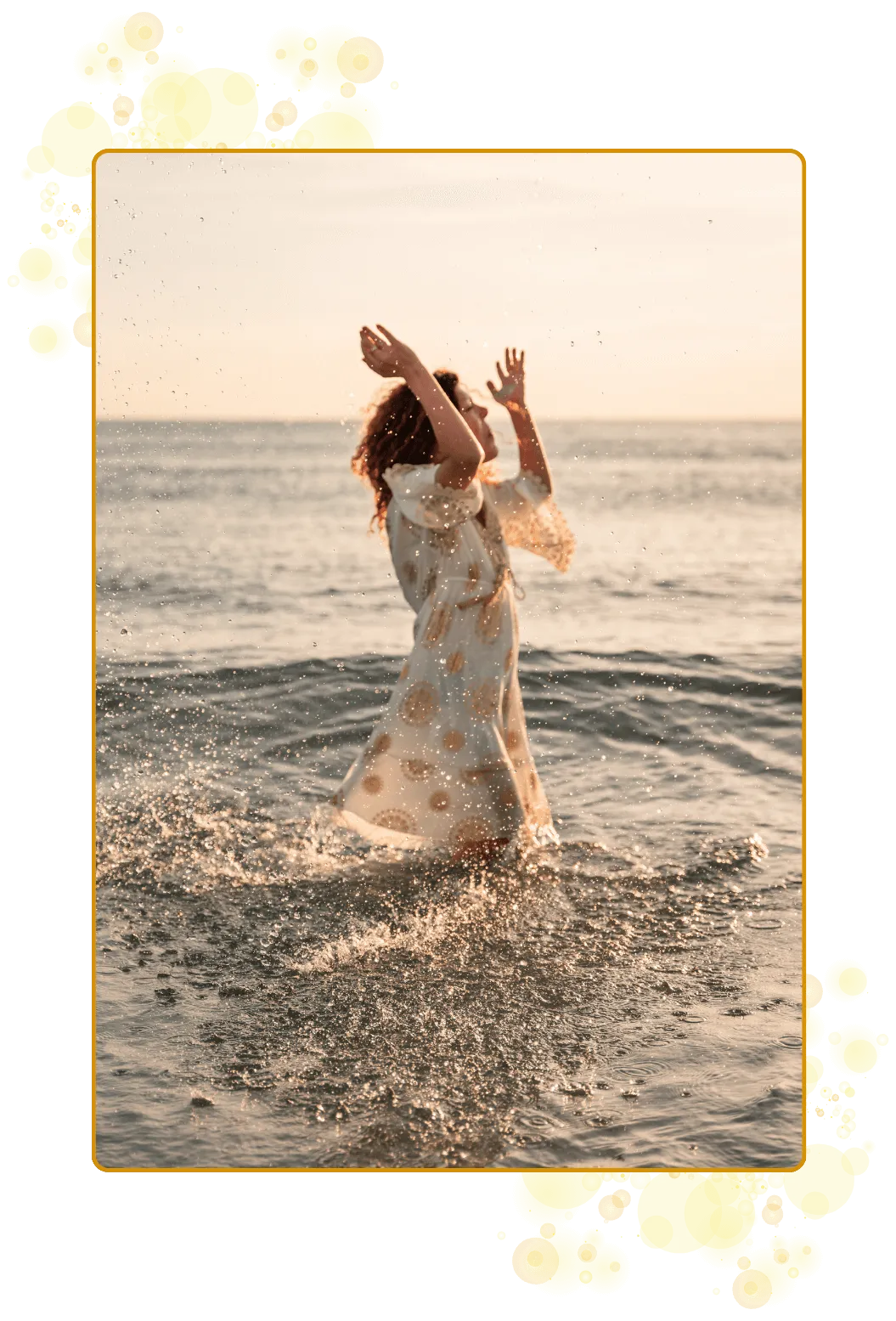 Lekende prestinne i havet. Med kjole i hvitt og gull. Solens gylne stråler i bakgrunnen. Ekte. Tilstede. Kraftfull.