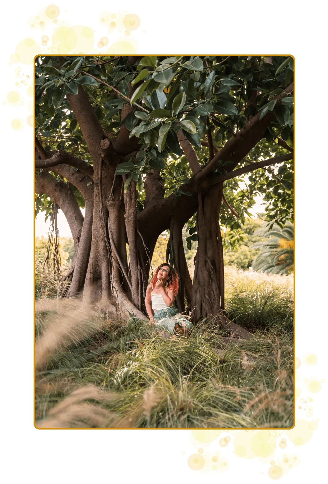 Aktivator, healer, frekvensformidle og prestinne. En kvinne som sitter omgitt av et kraftfullt, majestetisk og unikt tre – et fikentre i all sin prakt.