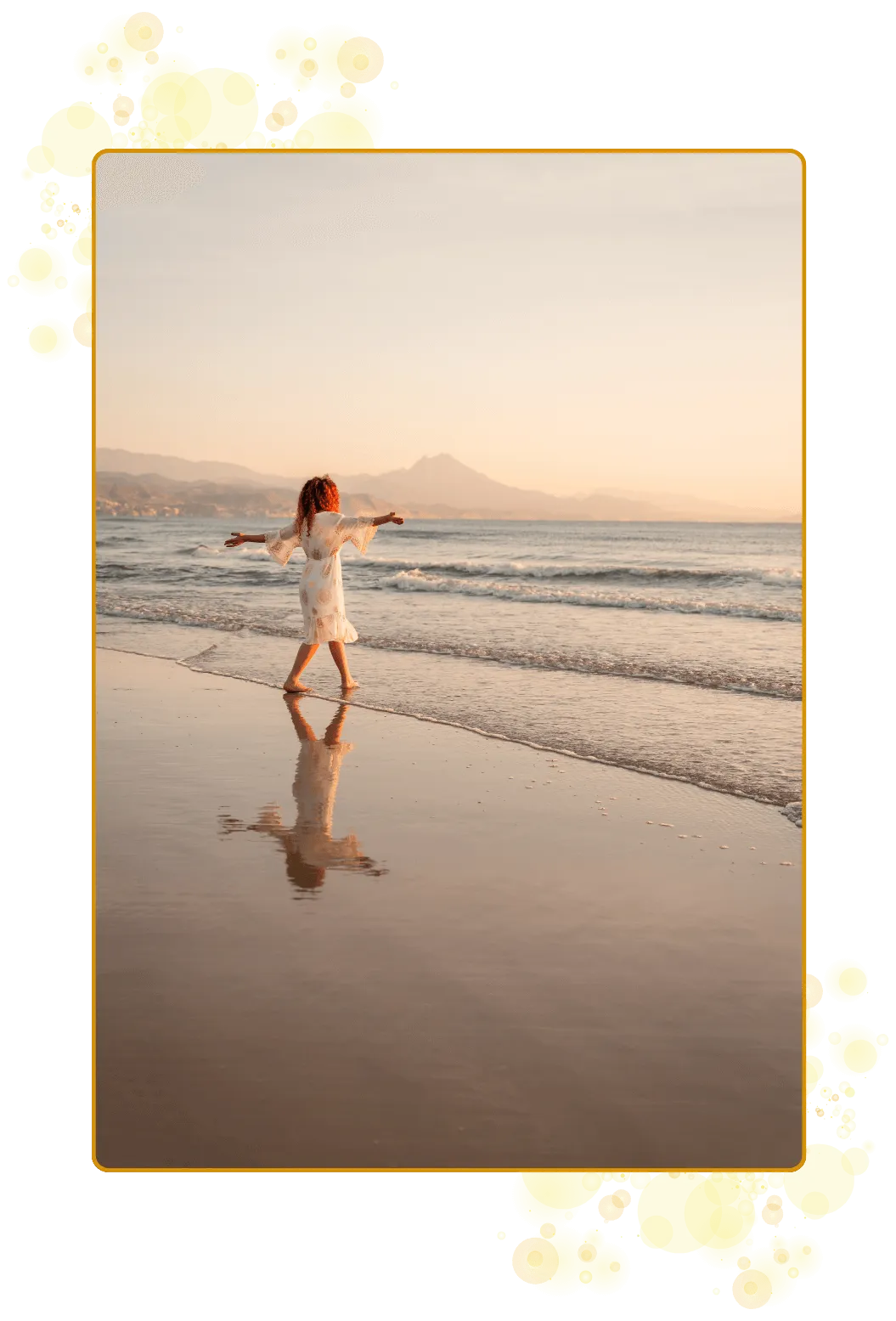 Livsutfoldelse, hverdagsmagi, autentisk forbindelse og lykke. Hav, bølger, strand, refleksjoner, fjell, dansende prestinne.