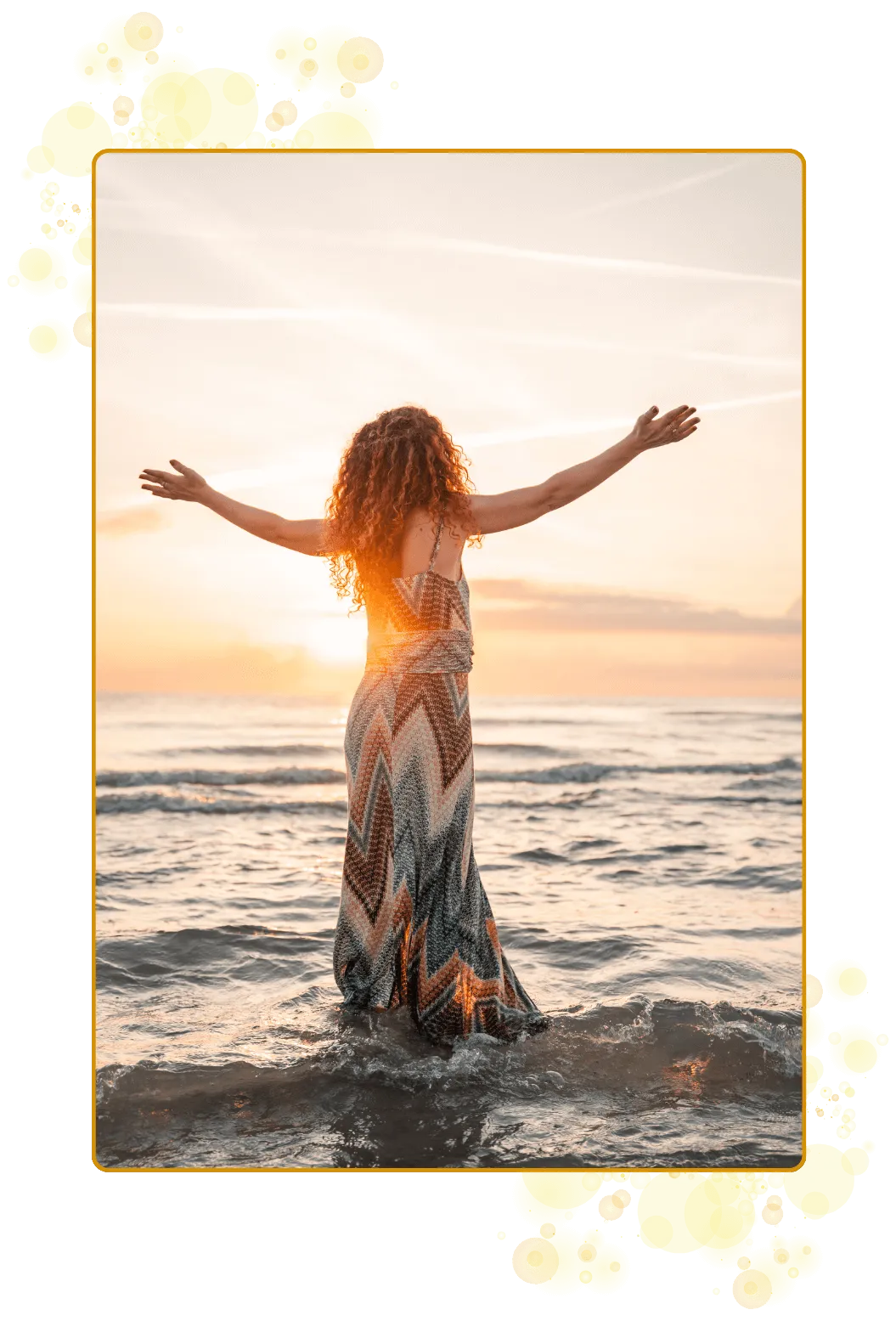 En spirituell kvinne, prestinne og lysarbeider i tett forbindelse til sin egen sjel og Universet. På bildet har hun på seg en hvit kjole med gulldetaljer. Strand, hav og soloppgang. En kvinne som kjenner sin kraft og har svart JA på sitt kall, sin livsoppgave, sin sannhet..