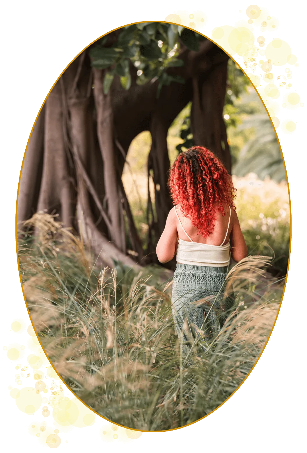 Kvinne som sår med ryggen til fotografen. Gress, majestetiske trær, rødt og krøllete hår. Gjemt, reflektert, skjult.