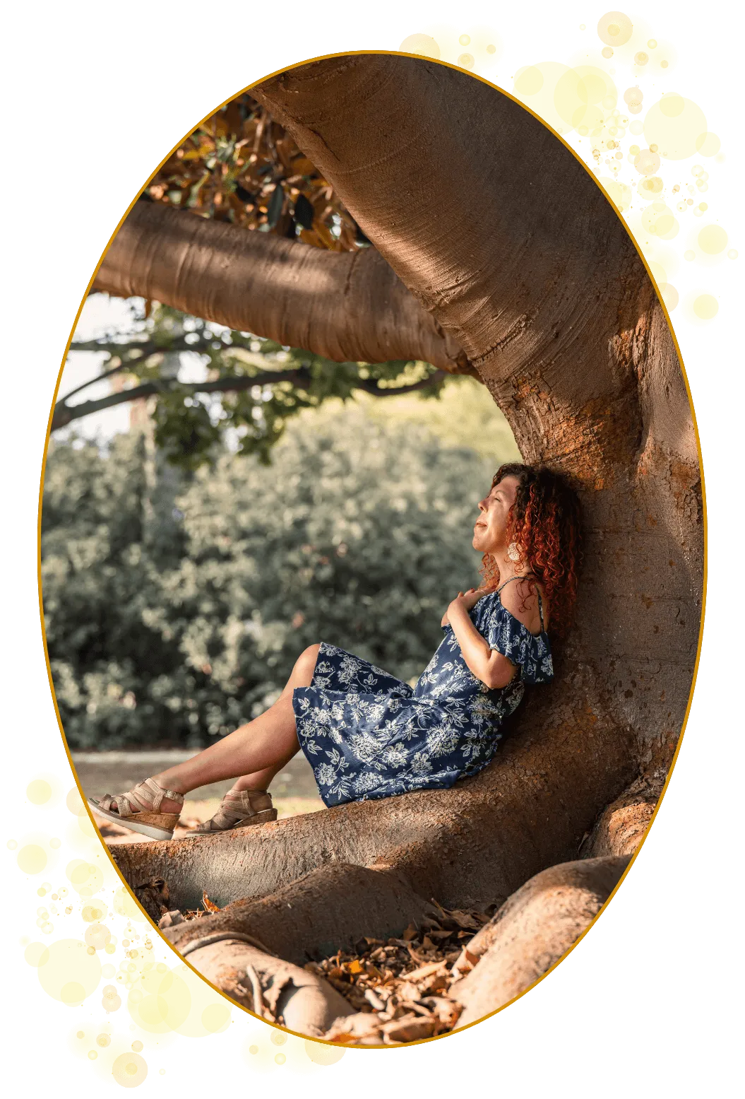 Spirituell kvinne som lener seg tilbake, lar freden og roen senke seg og åpner seg opp for moder jord sin energi, kraft og healing.