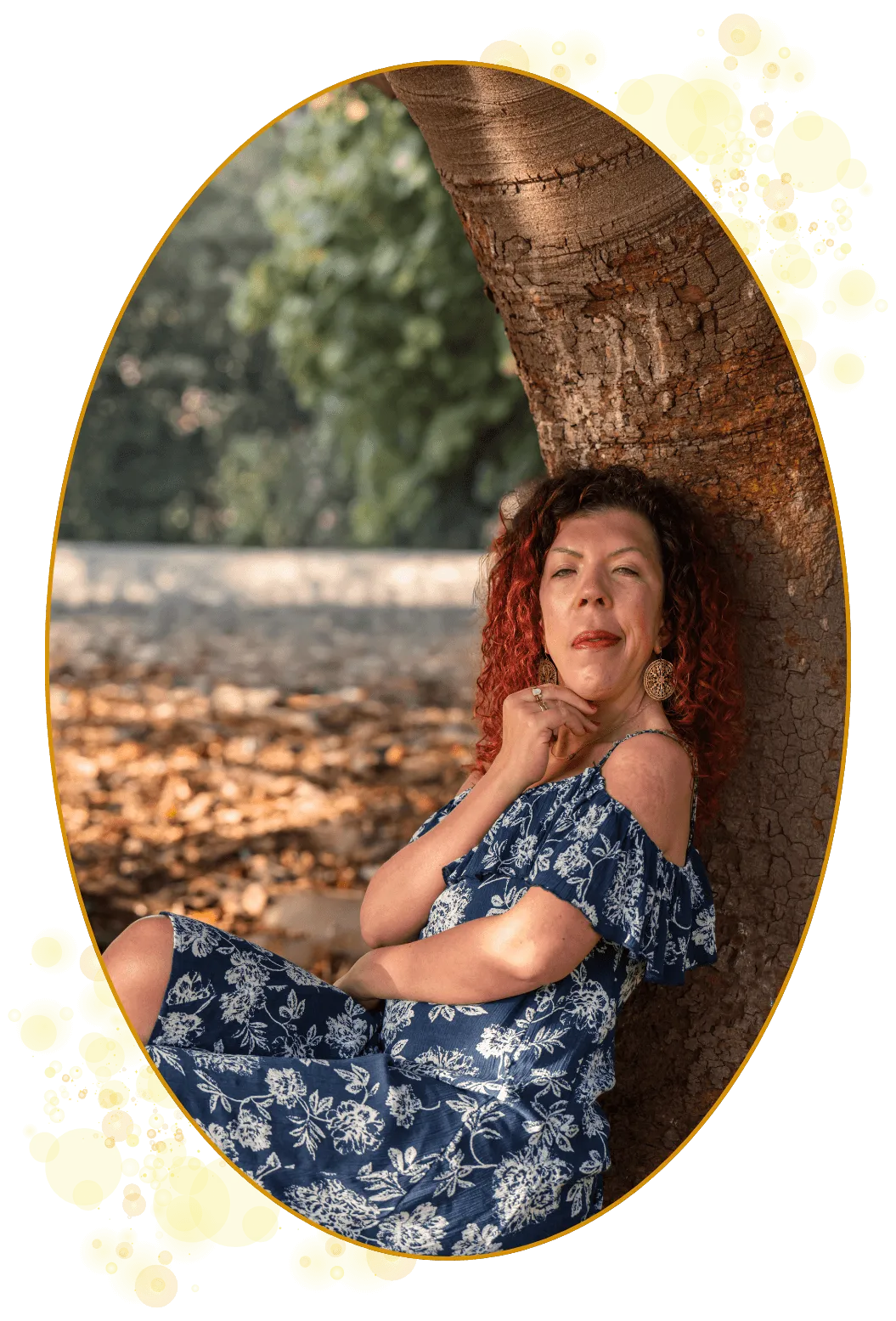 En frekvensformidler, frekvensbærer og prestinne som bærer aktiverende energi og koder. Nøkler til indre evolusjon og forvandling i magisk stil. Tryllestøv, spiritualitet og kraftfullt mot. Snakkeboble med teksten Du trenger ikke mer - du trenger å huske. På bildet er hun avslappet og lener seg inntil stammen på et storslått tre.