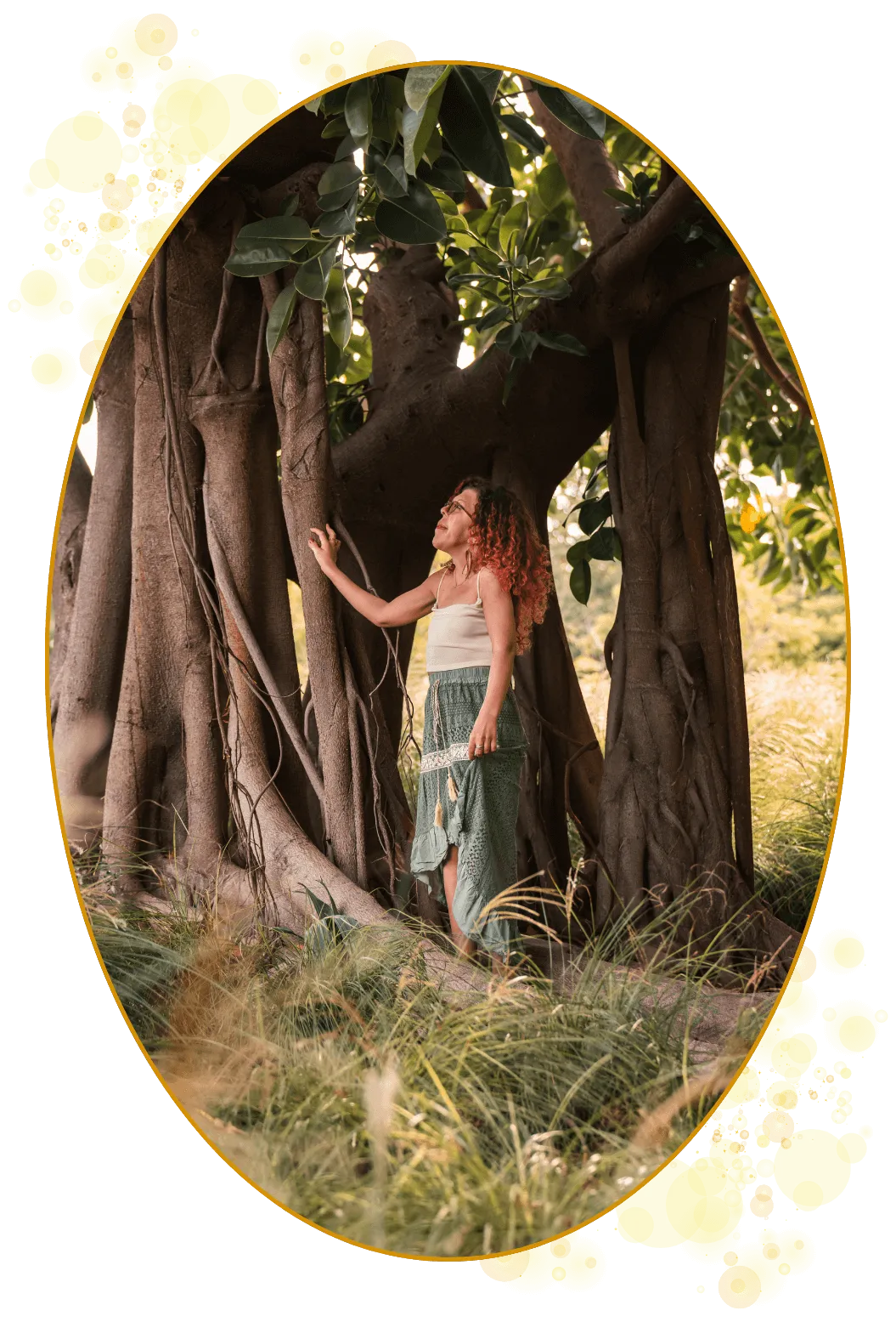 En ur-kvinne, aktivator og frekvensbærer møter et storslått fikentre i en park i Spania.