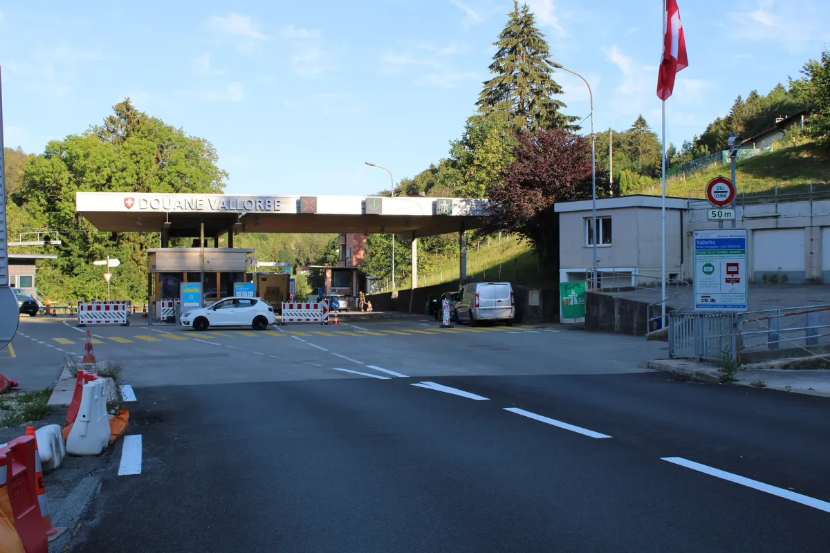 Poste de douane de Vallorbe, dans le canton de Vaud, avec le drapeau suisse