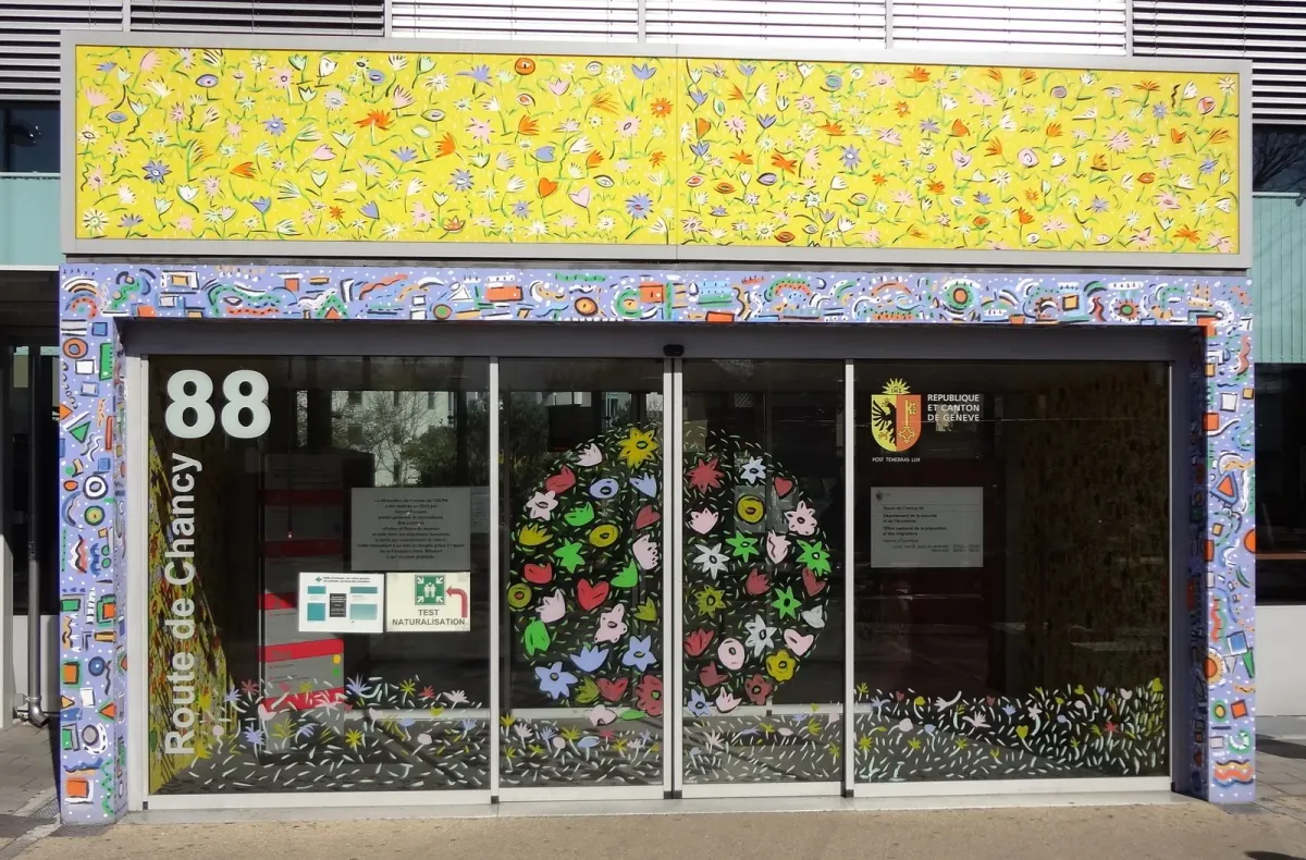 Entrée de l'office cantonal de la population et des migrations, 88 route de Chancy à Onex