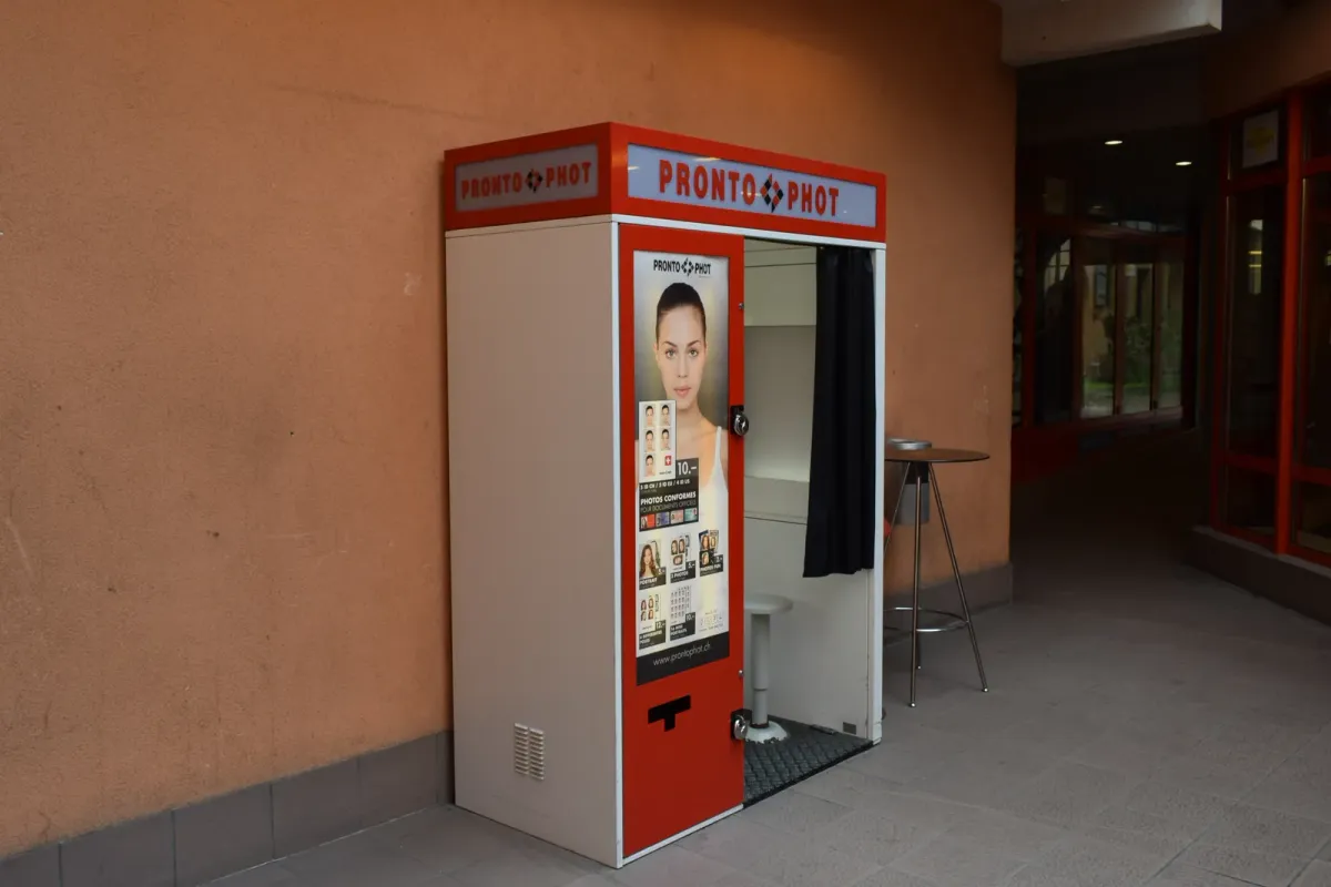 Cabine photo automatique Prontophot au passage des Remparts, à Yverdon-les-Bains, canton de Vaud