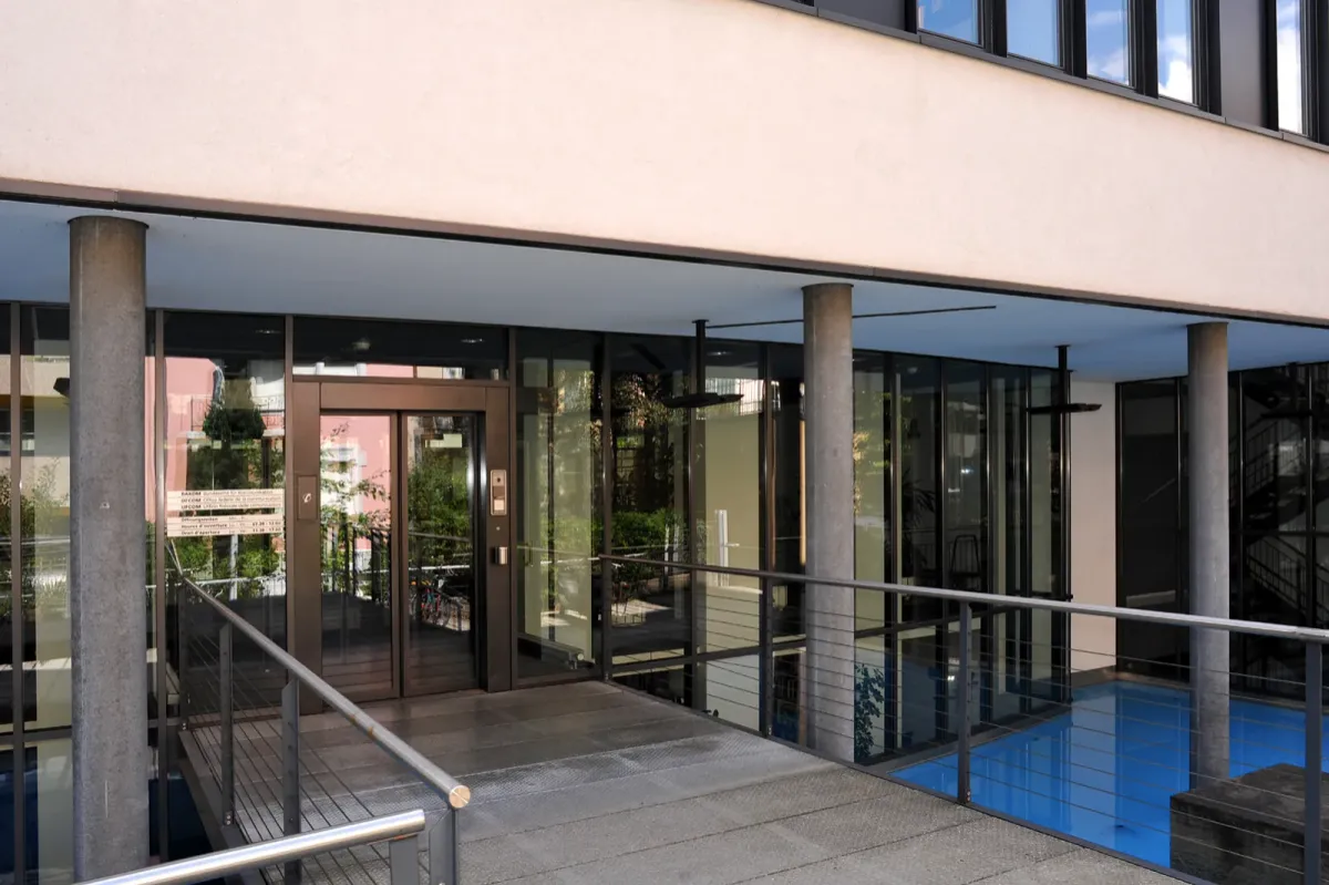 Entrée nord du bâtiment de l'Office fédéral de la communication (OFCOM) à Bienne