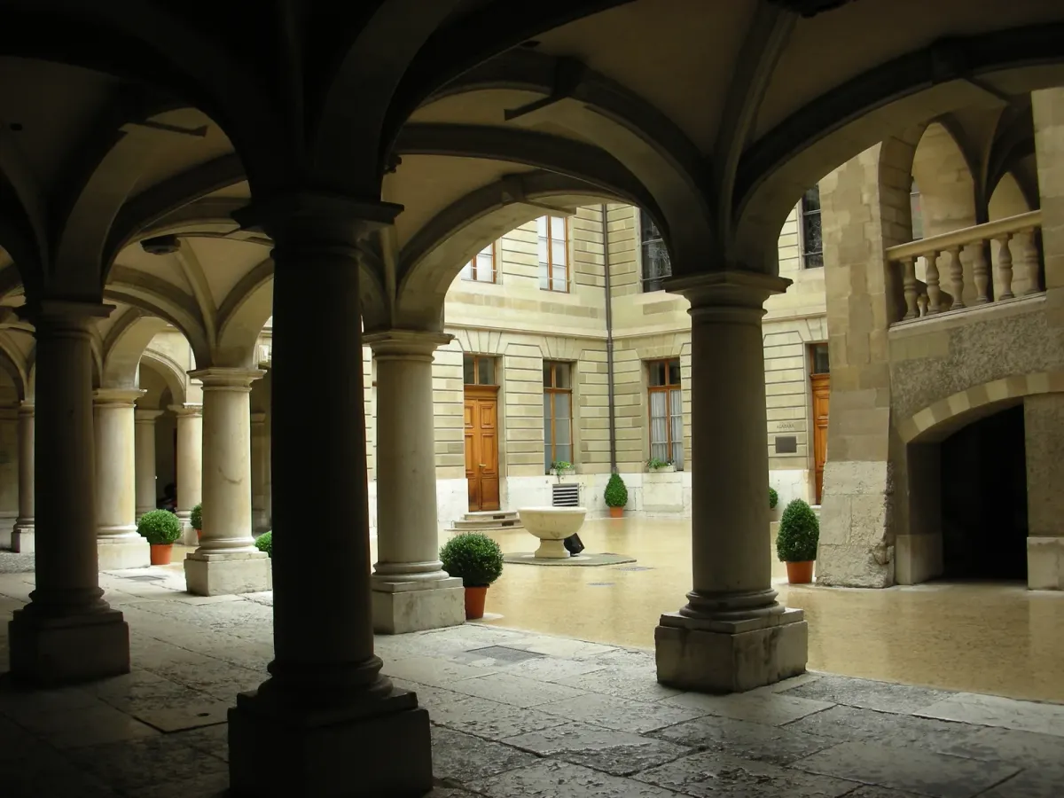 Cour intérieure à arcades de l'Hôtel de Ville de Genève, siège du Conseil d'État
