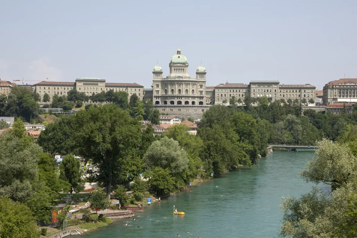 Palais fédéral de Berne, vu depuis les rives de l'Aar, siège des autorités fédérales