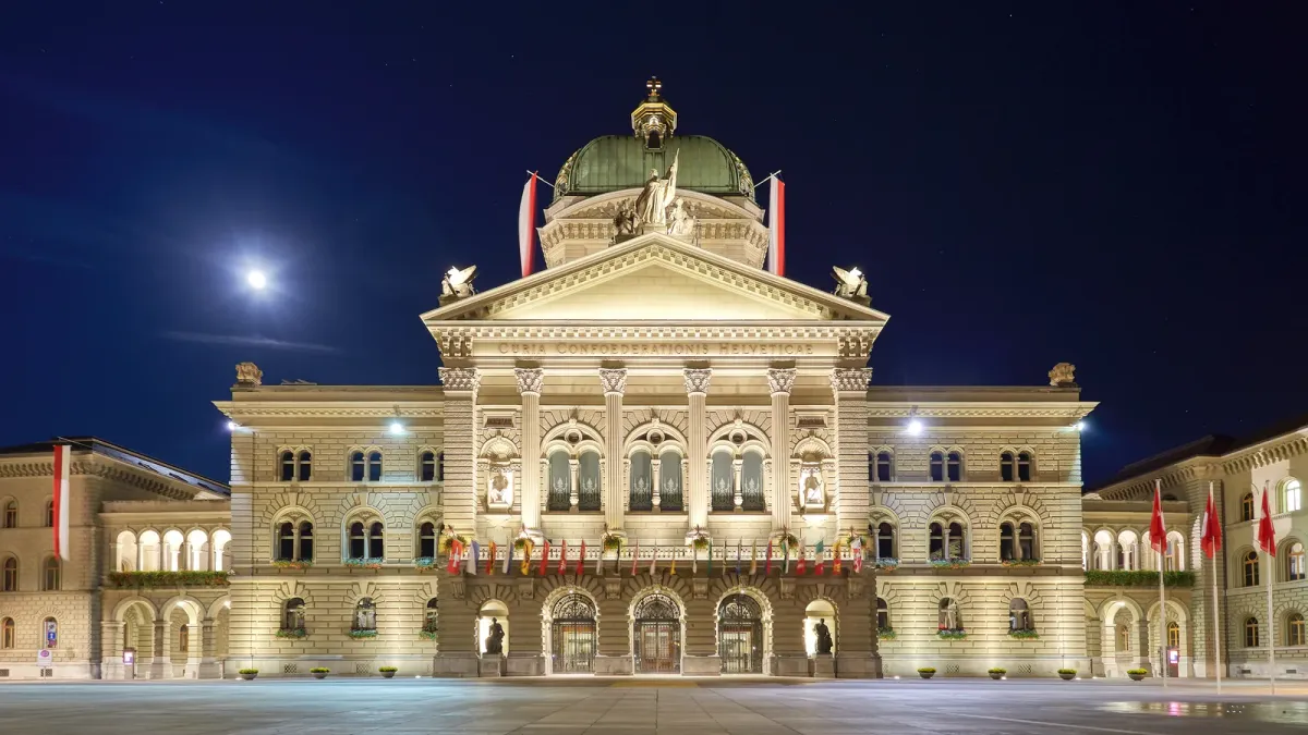 Façade principale et coupole du Palais fédéral de Berne, illuminé de nuit