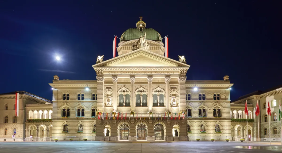 Palais fédéral de Berne illuminé de nuit, siège du Conseil fédéral et de l'Assemblée fédérale