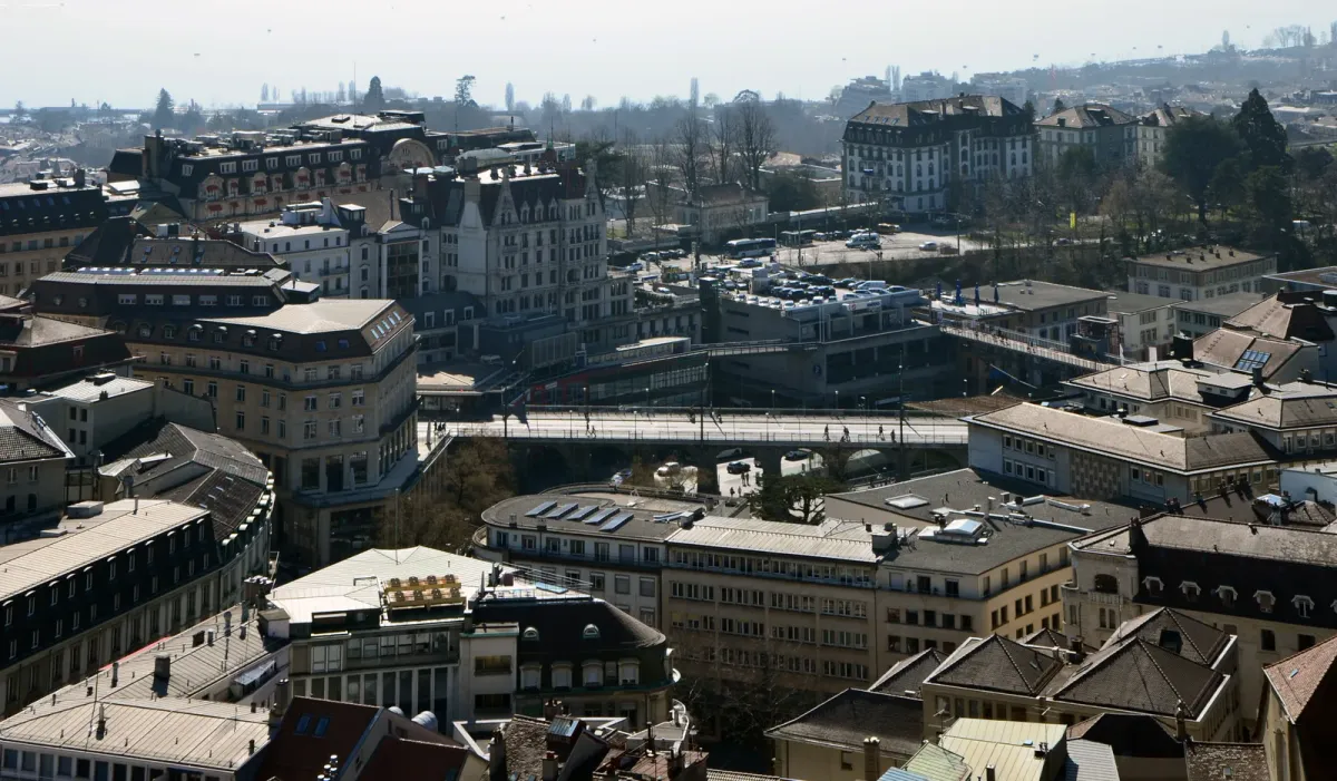 Vue panoramique de Lausanne, capitale du canton de Vaud, toits et pont sur la ville