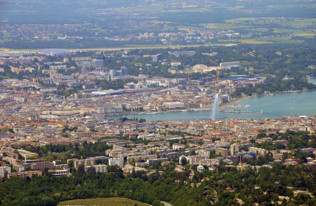 Vue plongeante sur la rade de Genève, le lac Léman et le Jet d'eau, depuis le Salève