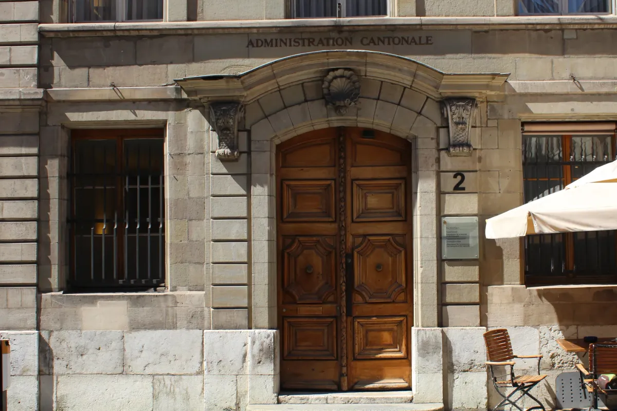 Porte de l'administration cantonale genevoise au 2 rue Henri-Fazy, surmontée de l'inscription gravée « Administration cantonale »