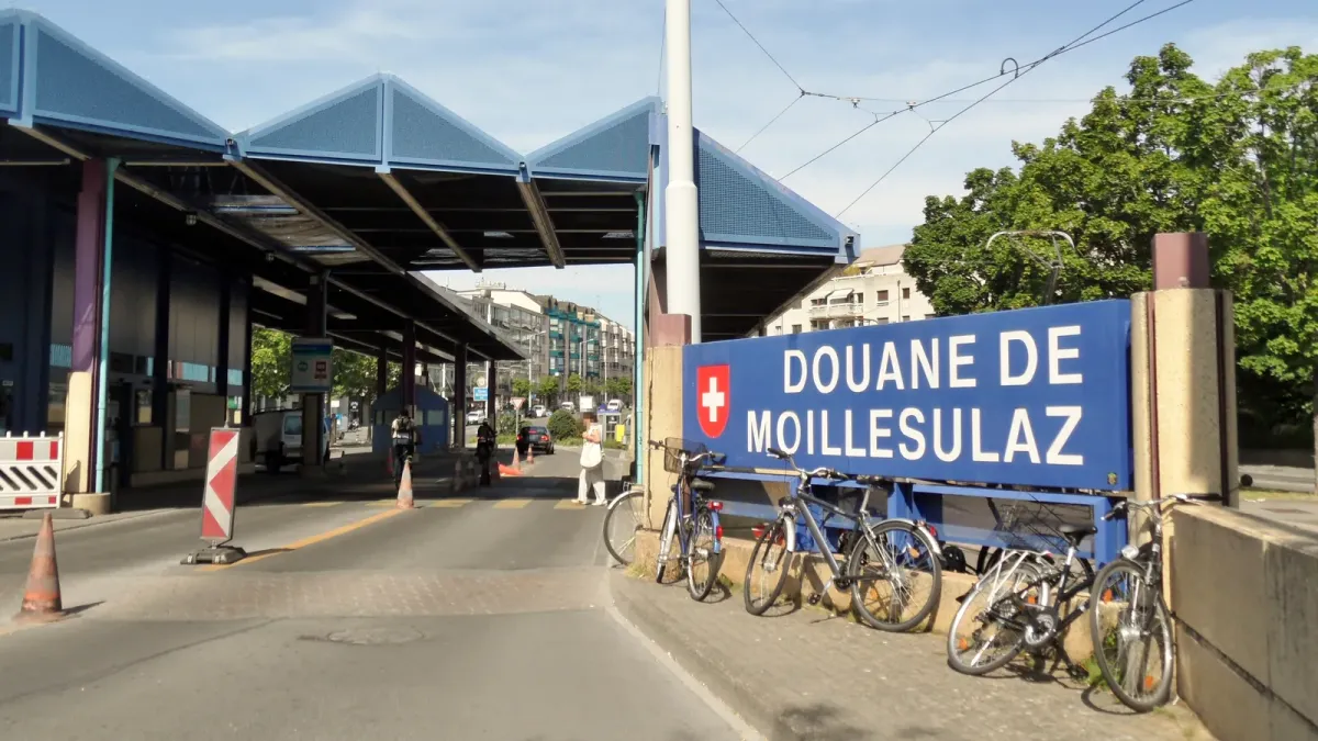 Poste frontière de Moillesulaz, entre la France et le canton de Genève, avec son panneau de douane à la croix suisse