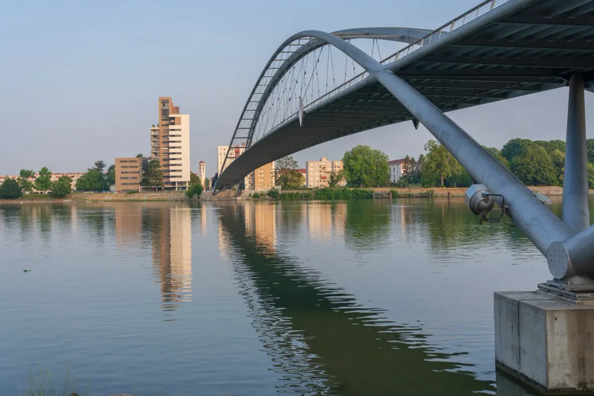 Arche métallique de la passerelle des Trois Pays au-dessus du Rhin, avec des immeubles sur la rive opposée