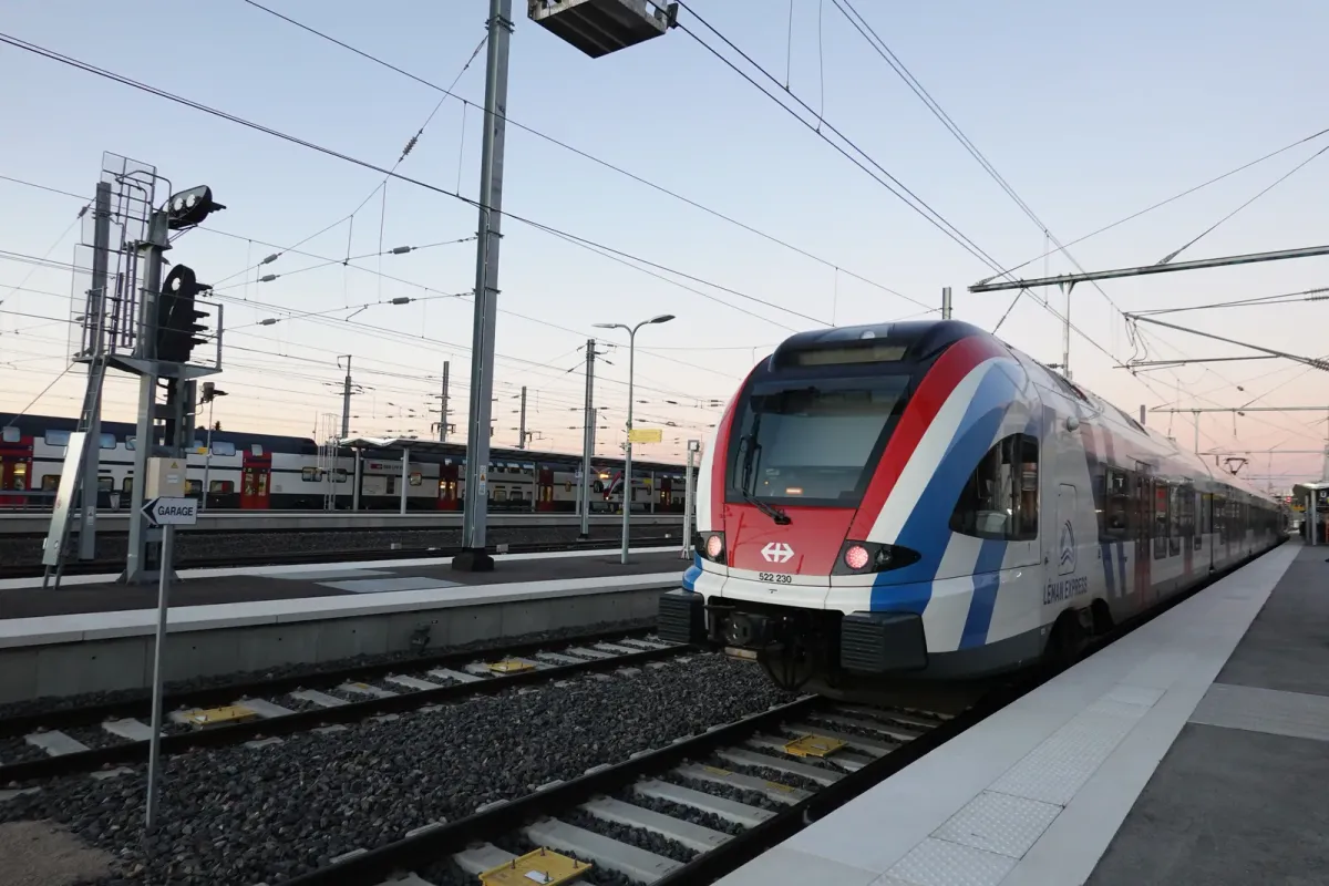 Rame du Léman Express à quai en gare d'Annemasse, en Haute-Savoie, au crépuscule
