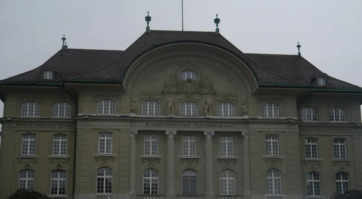 Façade de la Banque nationale suisse à Berne, avec l'inscription Schweizerische Nationalbank au-dessus des colonnes