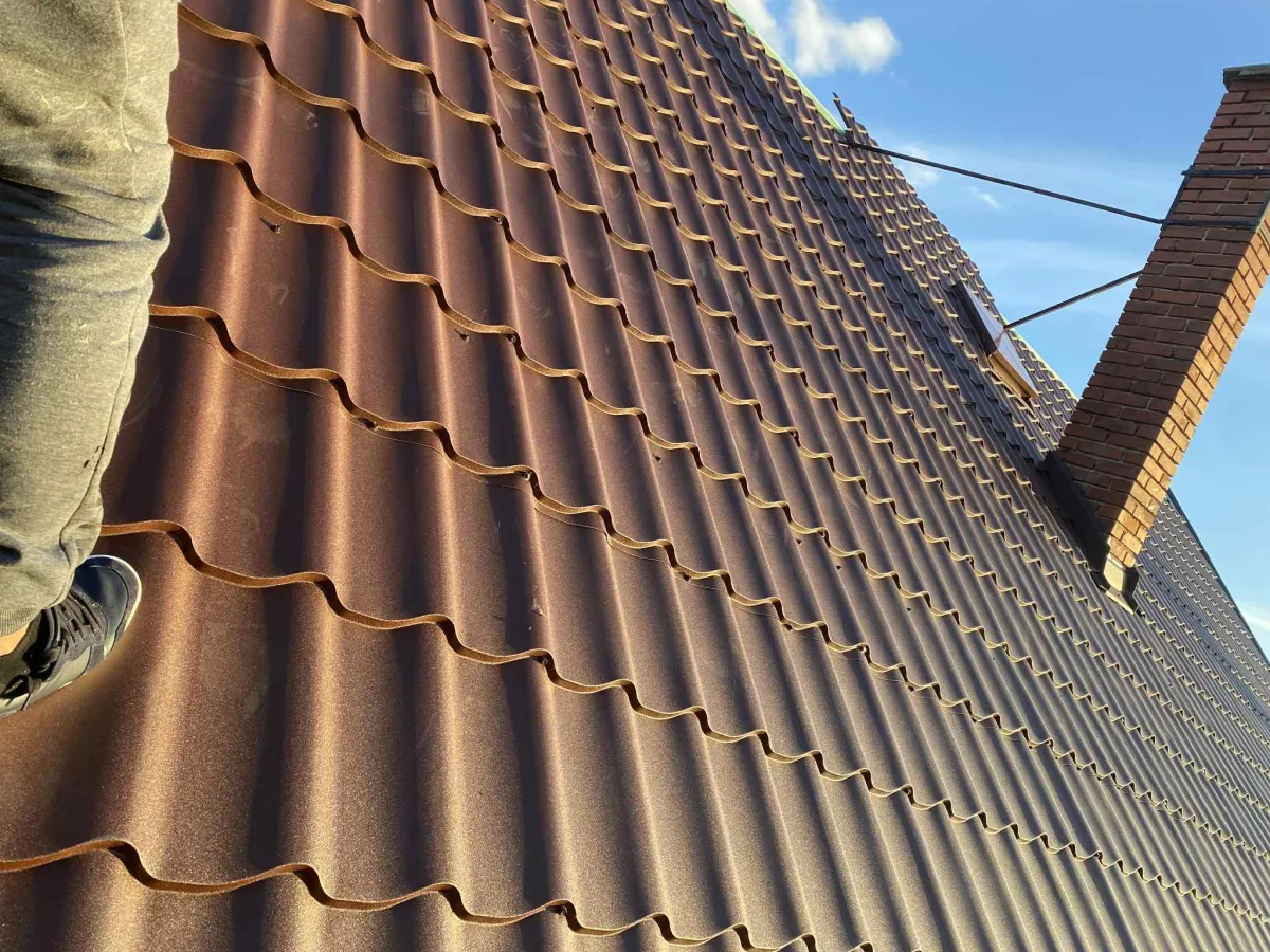 Távoli fotó egy frissen átadott házról új tetővel, naplemente fényében