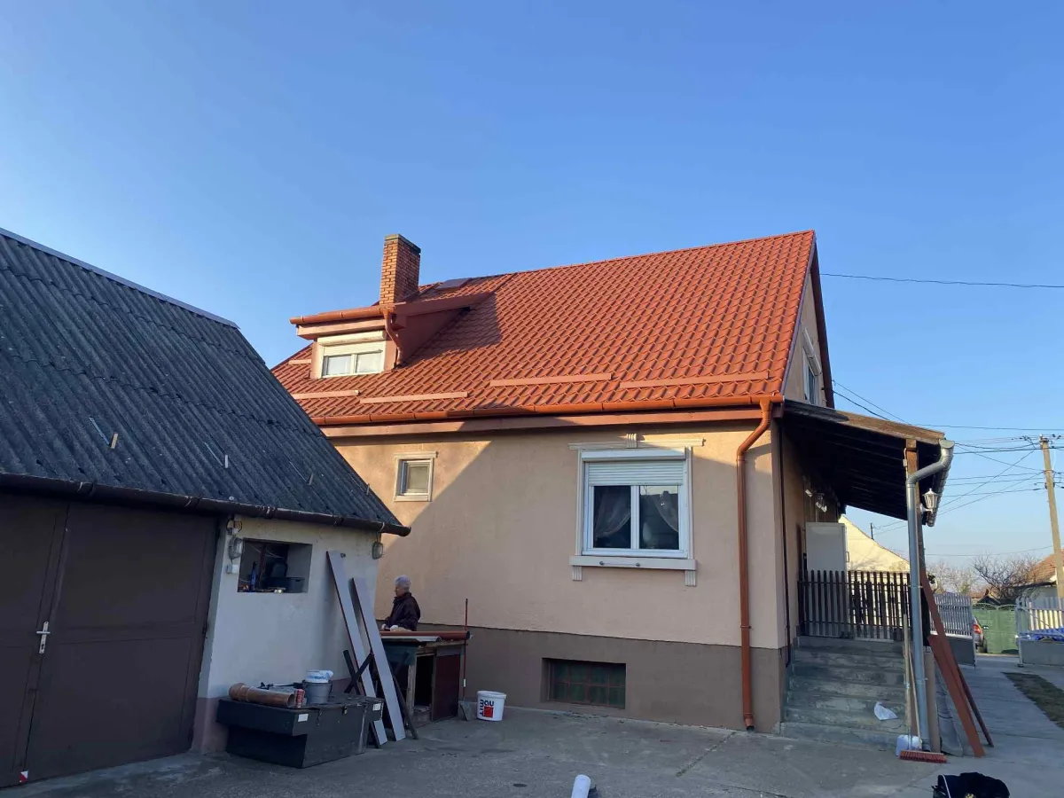 Teljes ház új tetővel, városi környezetben