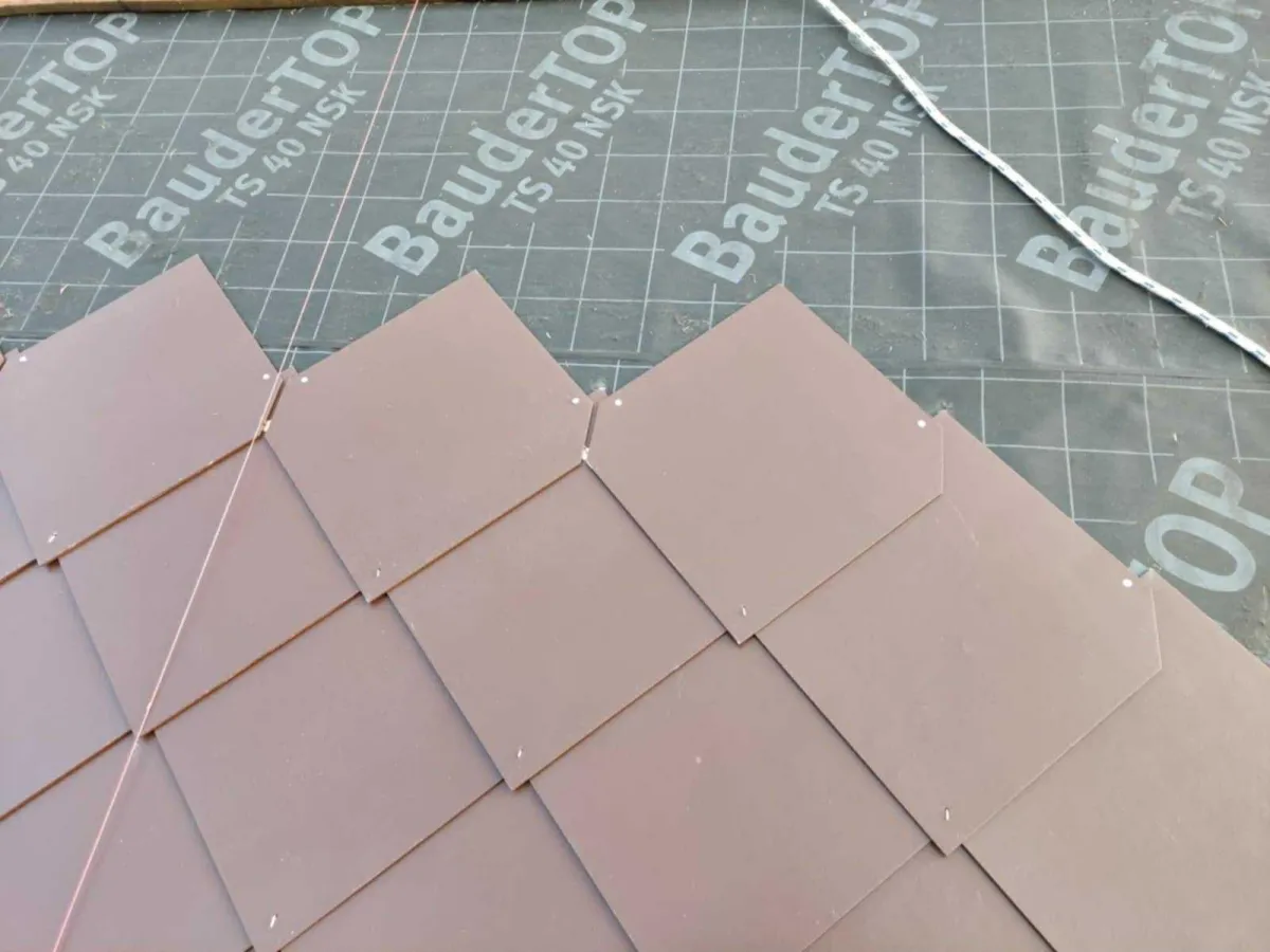 Tetőszigetelés munkafolyamat közben, munkásokkal