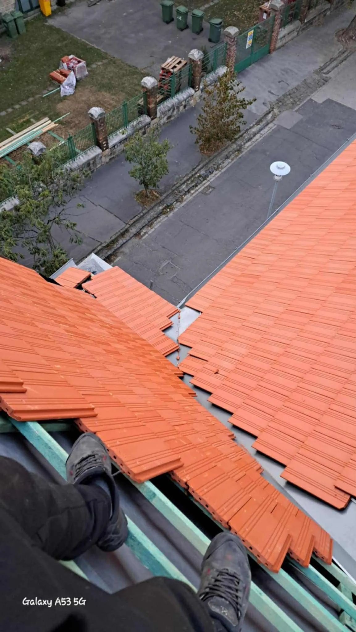 Korszerű cseréptető közelről, részletes textúra