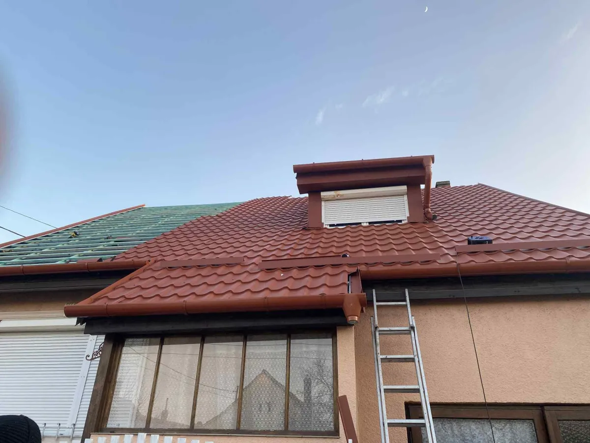 Új, cseréppel fedett tető, előtte-utána jobb oldal