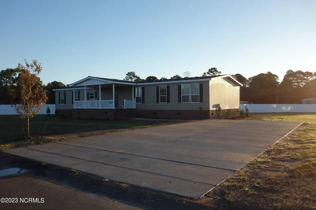 Picture of a brand new home and driveway at 875 Yaupon Drive SW, Calabash, NC