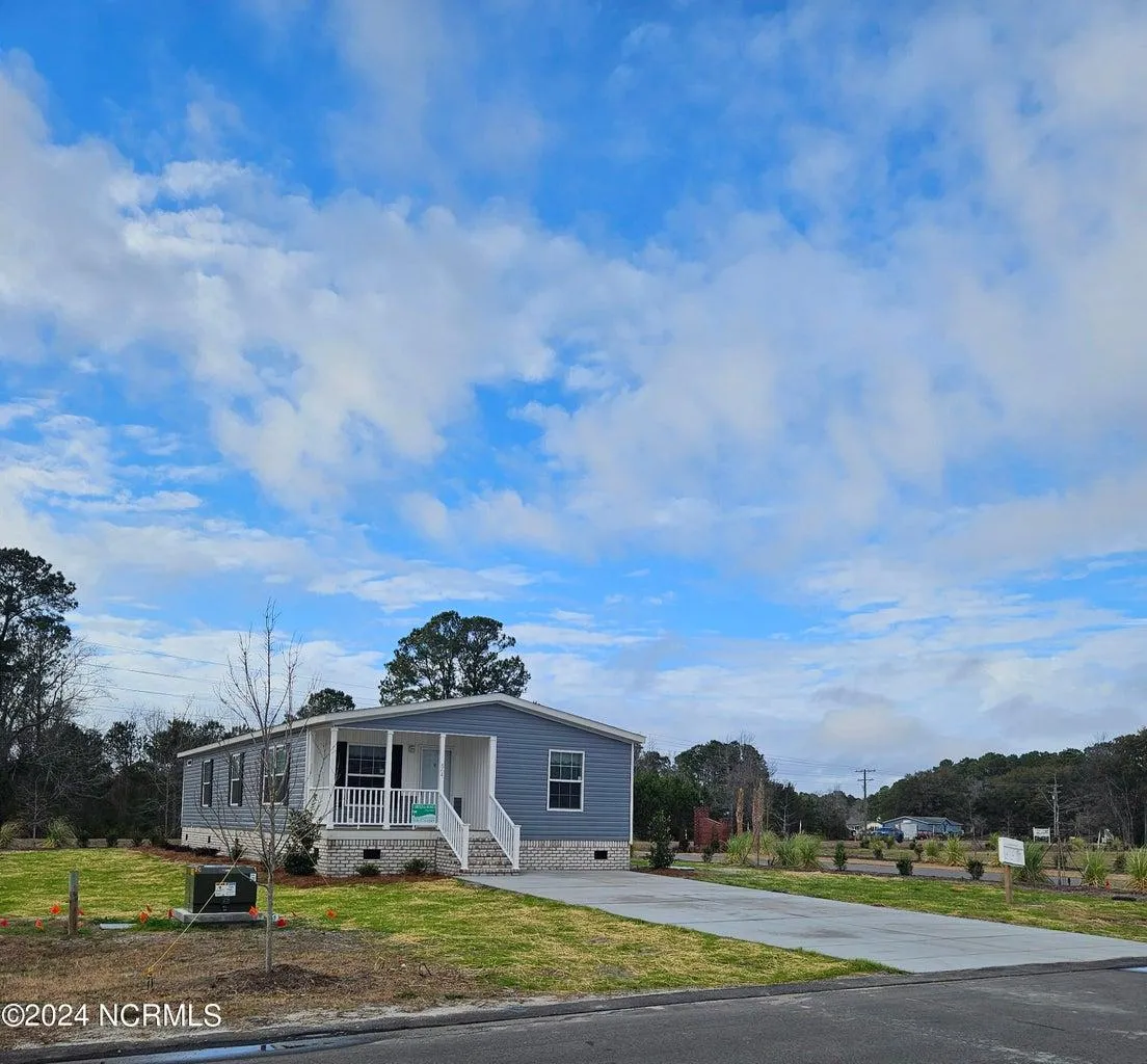 Front view of a new home at 864 Yaupon Drive SW, Calabash, NC