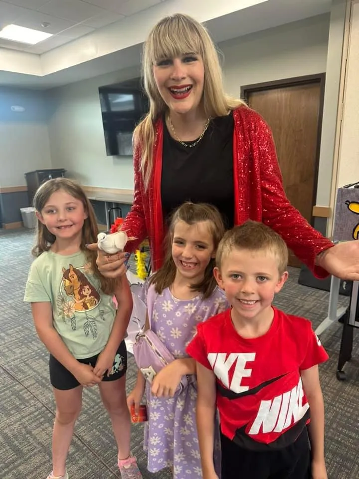 Mikayla Oz performing magic at a kids' birthday party in Iowa
