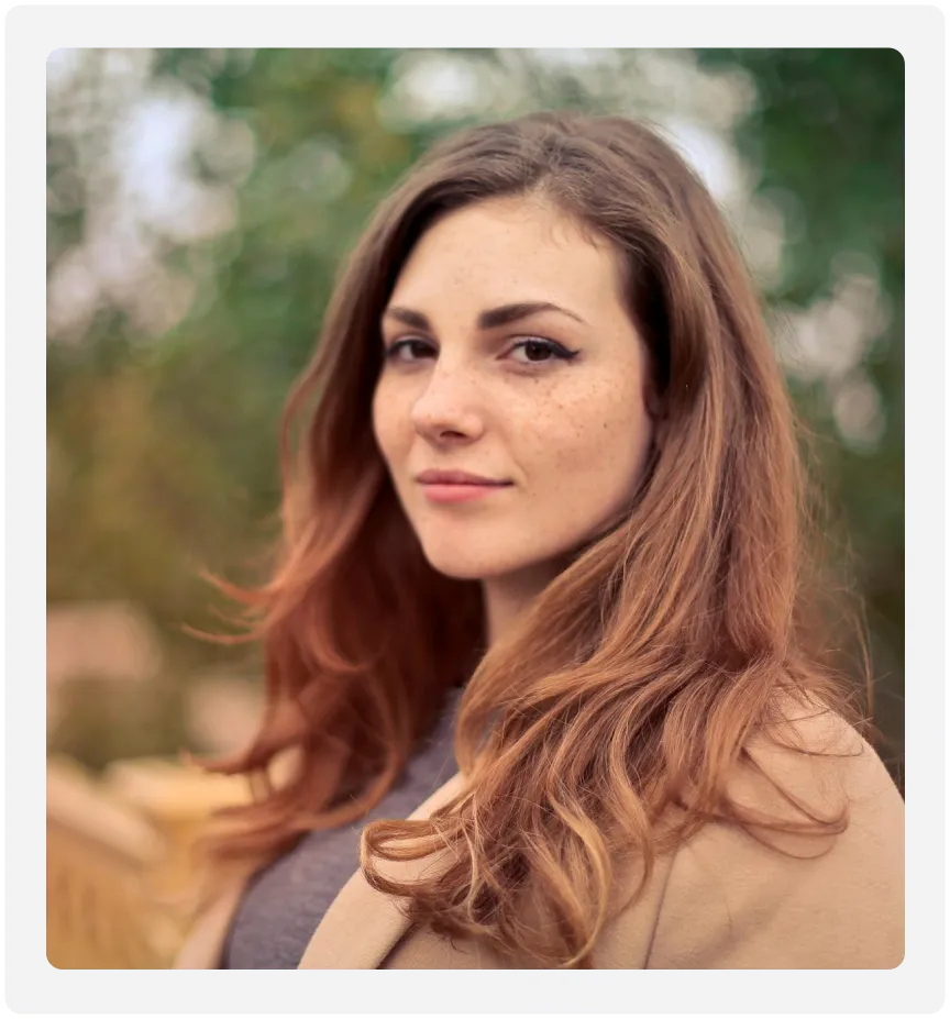 Eine junge Frau, die Führungskraft ist