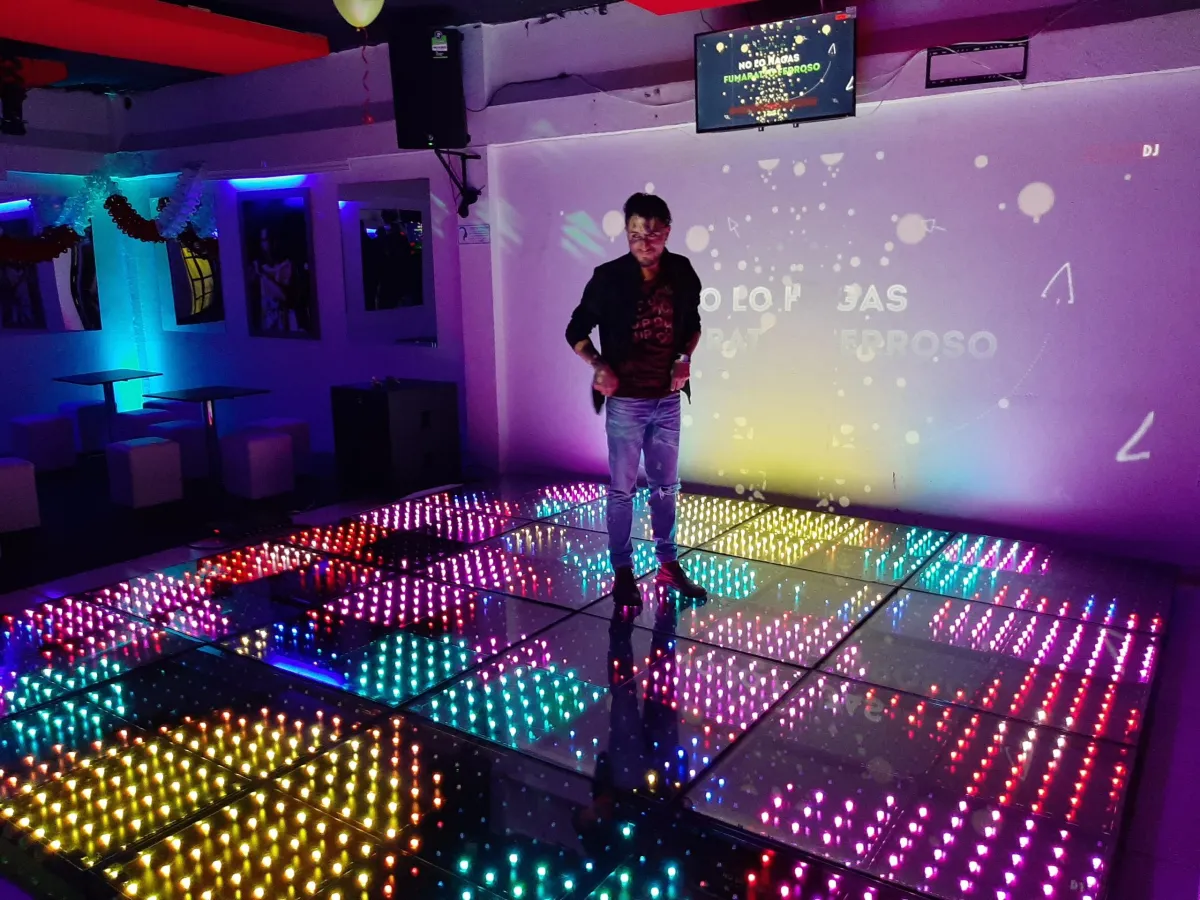 Pista de baile LED iluminada con estilo neón en fiesta de quinceañera