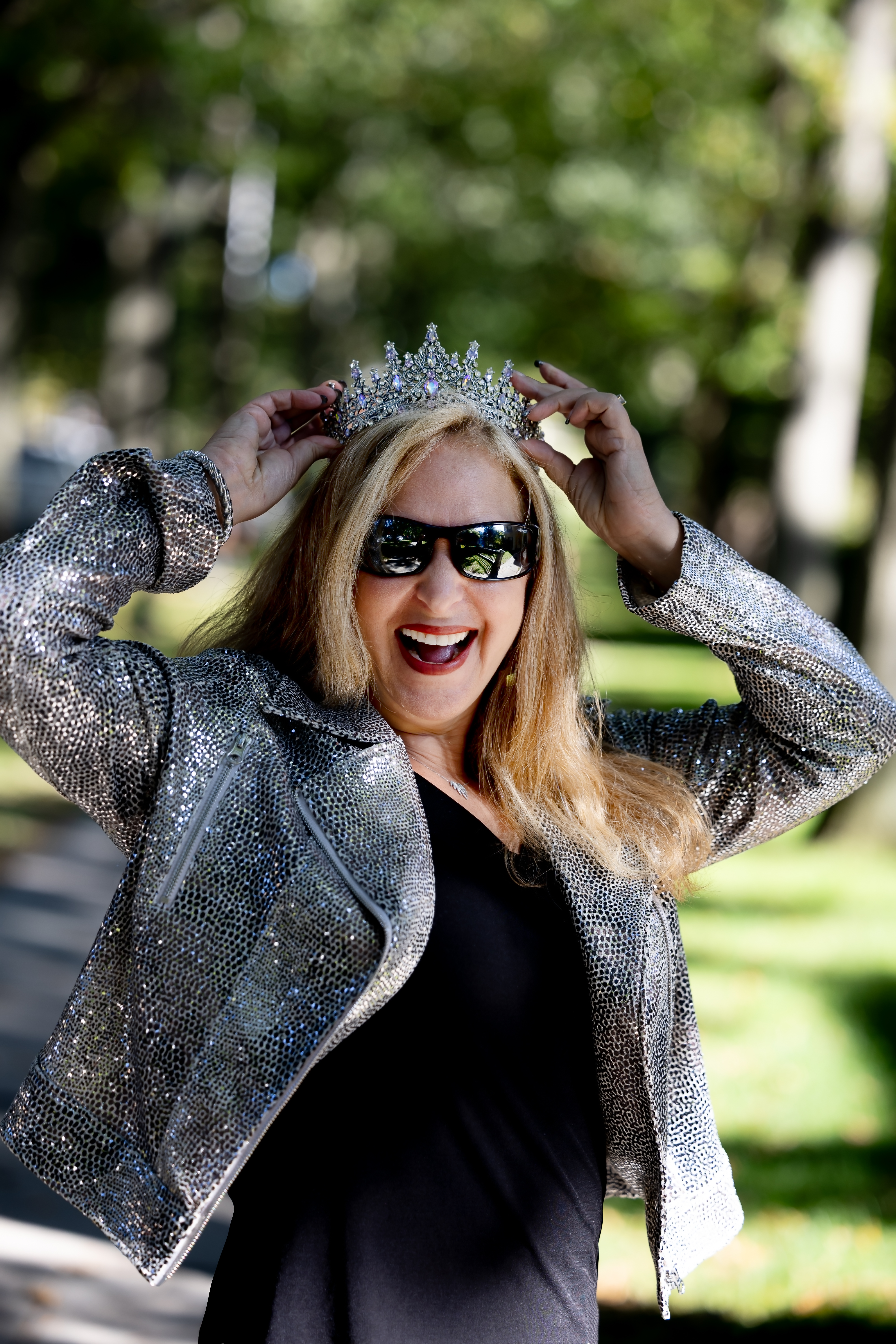 Cheryl leads a private mastermind session in a luxury penthouse, surrounded by a small group of high-level real estate professionals. The setting is exclusive, with panoramic city views and a collaborative, high-energy vibe.