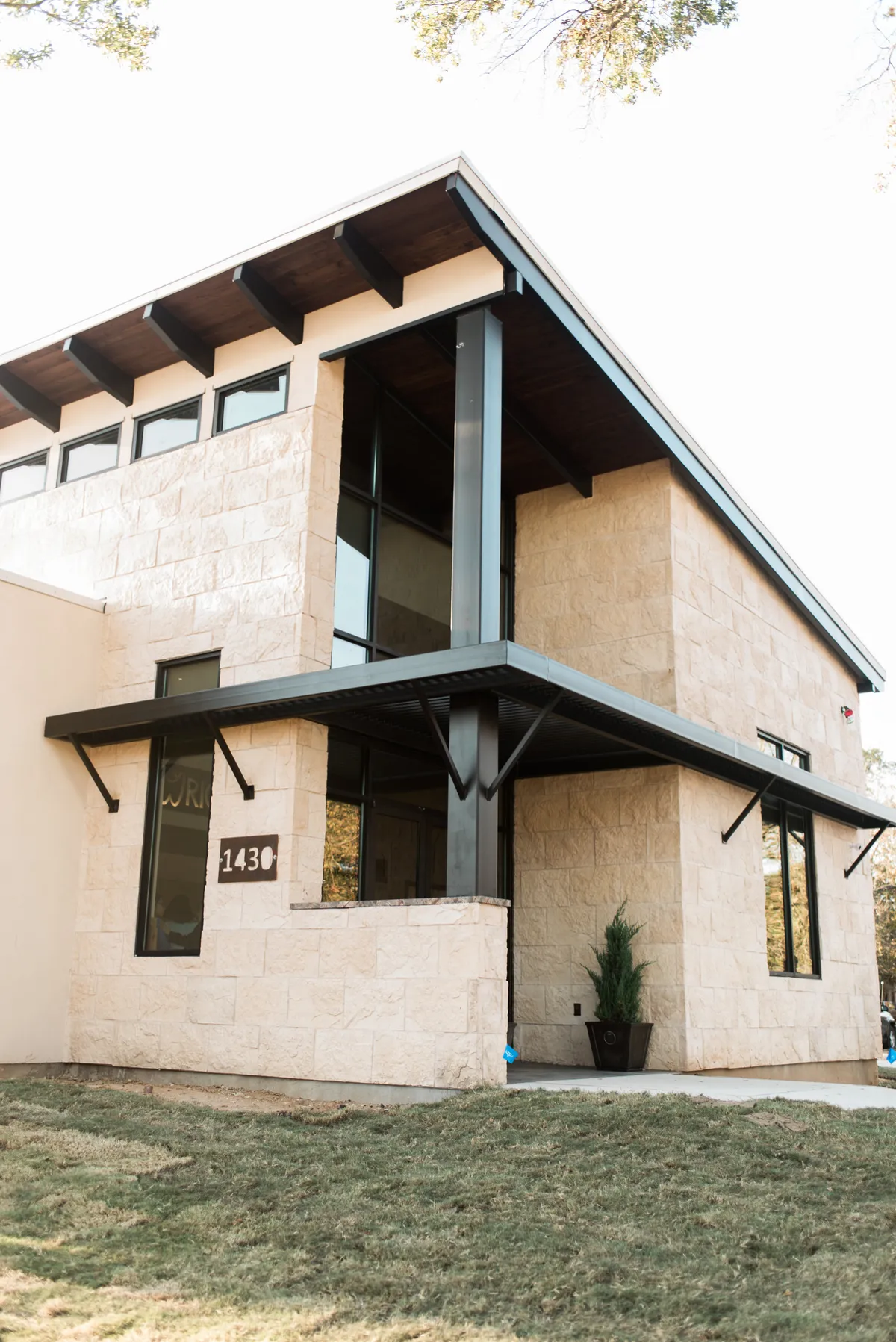Just Wright Dental and Implant Center building at 1430 W 2nd Ave, Corsicana, Texas