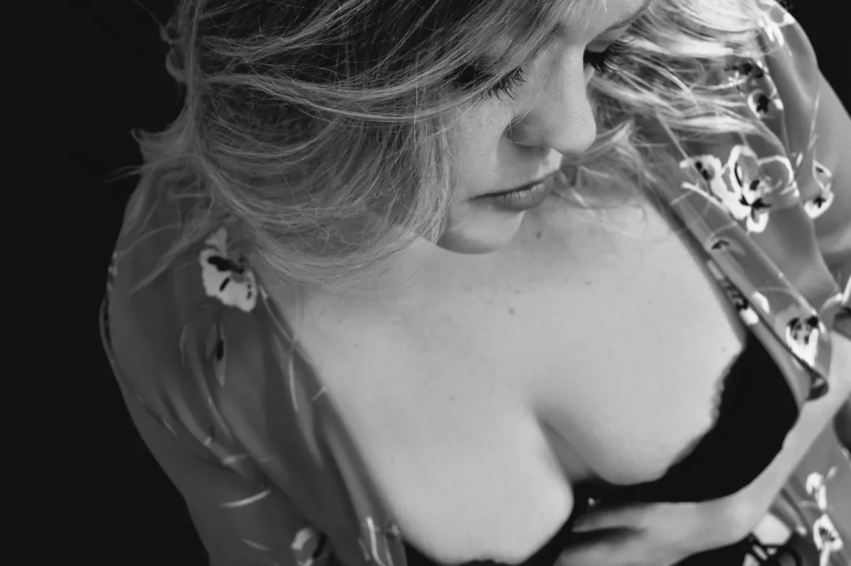 Step into my lens for BOLD & BEAUTIFUL boudoir photography outside Seattle & Leavenworth in Wenatchee! Plus size? Embrace your curves with DIY & burlesque ideas. I'm Jos, your covergirl real women photographer - celebrating REAL bodies, from BBW to chubby! #BoudoirMagic Boudoir, Through The Lens, wenatchee boudoir, boudoir photographer