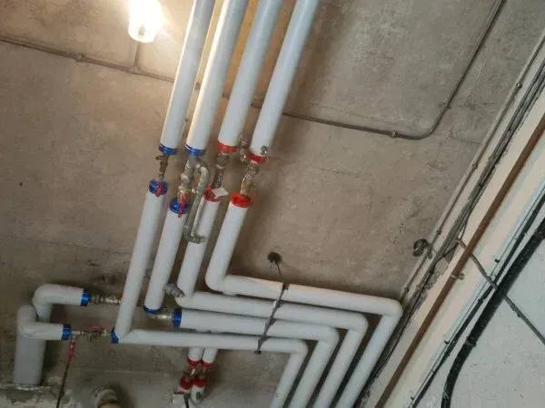 Calorifugeage de tuyauteries en laine de roche avec finition PVC – isolation thermique de réseaux en milieu industriel ou tertiaire