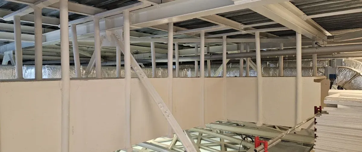 Gaine coupe-feu en Staff suspendue dans la galerie technique de la gare d’Orly-Thiais – protection incendie passive bâtiment