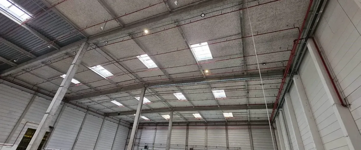 Flocage coupe-feu 1 heure par flamme sous bac acier de couverture dans un bâtiment logistique à Créteil – chantier ERBI