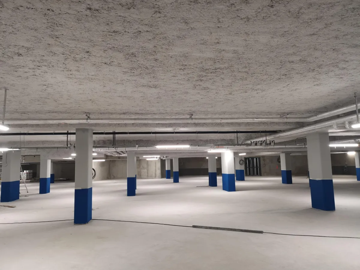 Isolation projetée en flocage thermique, acoustique et coupe-feu dans un parking à Paris – intervention ERBI