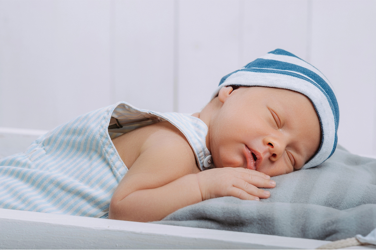 Waarom je baby korte dutjes doet (en wat kan helpen)